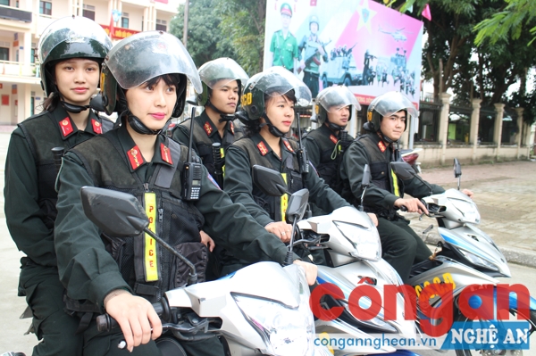 Nữ CSCĐ cùng đồng đội lên đường làm nhiệm vụ tuần tra