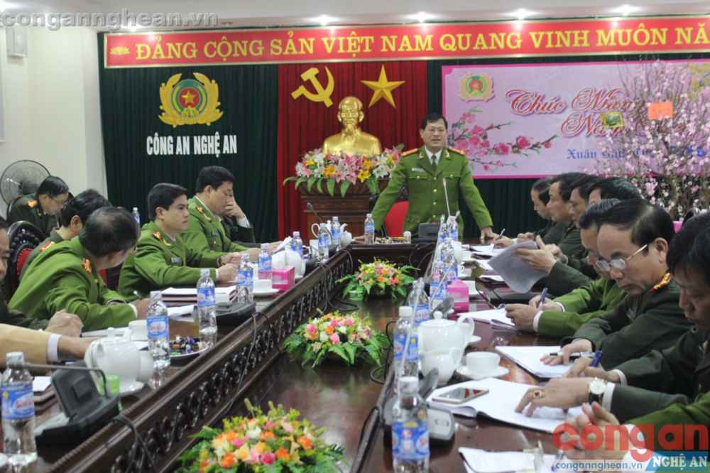 Đồng chí Đại tá Nguyễn Hữu Cầu, Ủy viên BTV Tỉnh ủy, Bí thư Đảng ủy, Giám đốc Công an Nghệ An đánh giá cao nỗ lực của công an các đơn vị địa phương trong bảo vệ cho người dân vui Xuân đón Tết