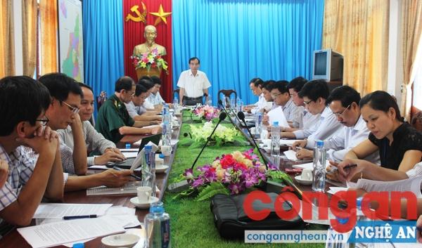 Đồng chí Hoàng Viết Đường, Phó Chủ tịch UBND tỉnh làm việc với các sở, ngành liên quan và huyện Con Cuông về Đề án “Bảo tồn và phát triển bền vững tộc người Đan Lai tại vùng lõi Vườn quốc gia Pù Mát” (8/2015)