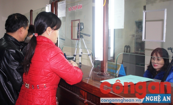 Người dân đến giao dịch tại “một cửa” Bộ phận Sở GTVT trong ngày làm việc đầu tiên sau kỳ nghỉ Tết Nguyên đán