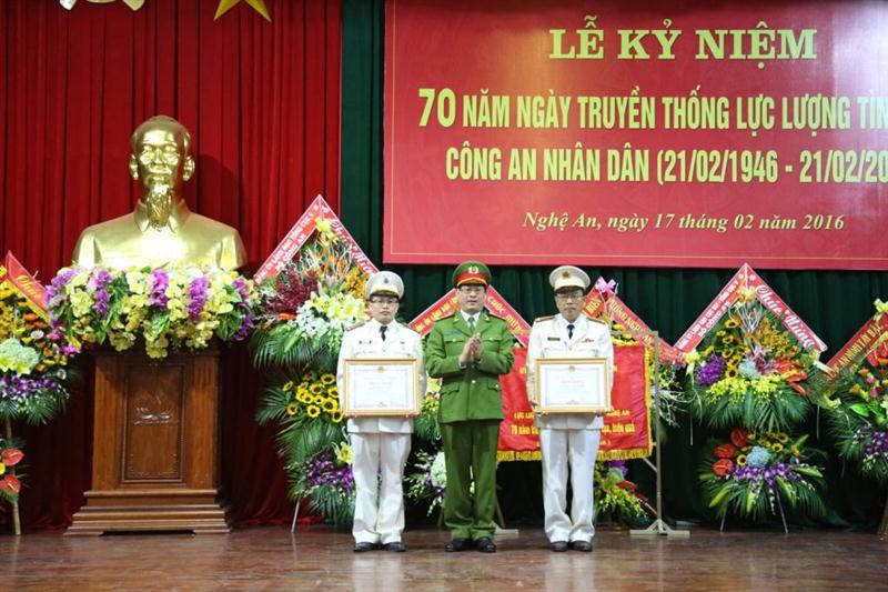 Đại tá Nguyễn Hữu Cầu, UVBTV Tỉnh uỷ, Bí thư Đảng uỷ, Giám đốc Công an tỉnh trao bằng khen, giấy khen cho tập thể và các cá nhân có thành tích xuất sắc