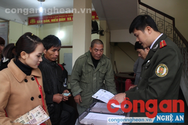 CBCS Phòng Quản lý xuất nhập cảnh hướng dẫn người dân làm thủ tục cấp hộ chiếu, giấy thông hành