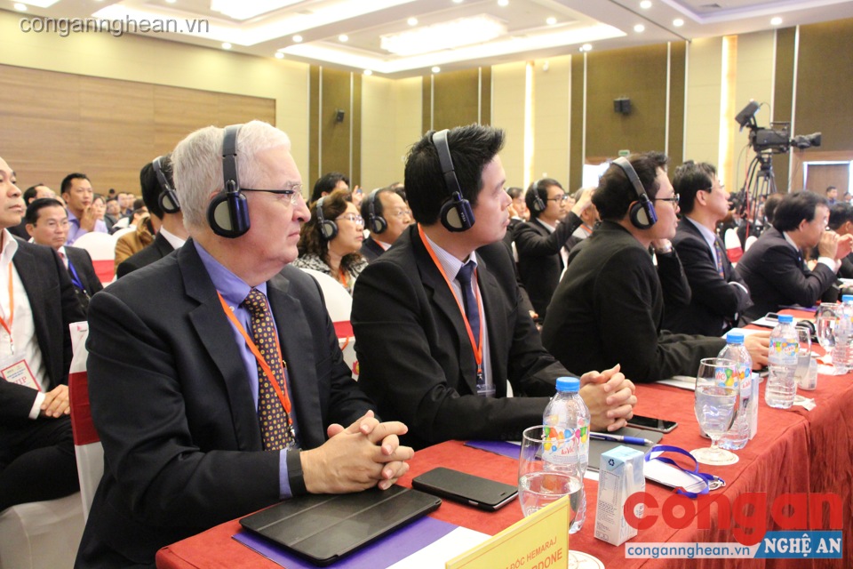 Đại biểu lãnh đạo Đảng, Nhà nước, Quốc hội và khách quốc tế tham gia hội thảo