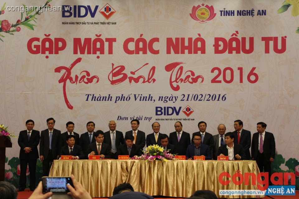 Các nhà đầu tư ký kết biên bản thỏa thuận đầu tư