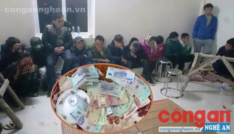 Các đối tượng và tang vật thu giữ tại sới bạc nhà Lê Văn Ninh