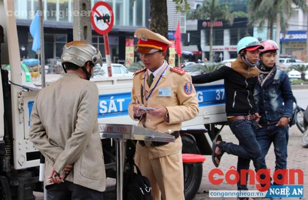 Người điều khiển phương tiện tham gia giao thông đi ngược chiều sẽ bị xử phạt hành chính và tước giấy phép lái xe 1 tháng