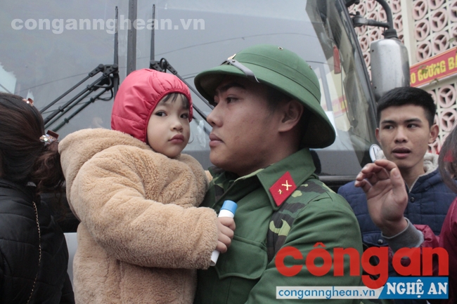 Em Trần Xuân Hồng (SN 1997), phường Quang Trung ngậm ngùi không muốn xa cháu gái chia sẻ, bố em mới mất nên phường cho em tạm hoãn nhập ngũ, nhưng ước nguyện của bố khi còn sống là mong em trở thành chiến sĩ bộ đội nên sau khi bố mất được 50 ngày, em đã quyết tâm đăng ký tham gia nhập ngũ lần này. Em sẽ phấn đấu để xứng đáng là người lính cụ Hồ, để thỏa di nguyện của bố.