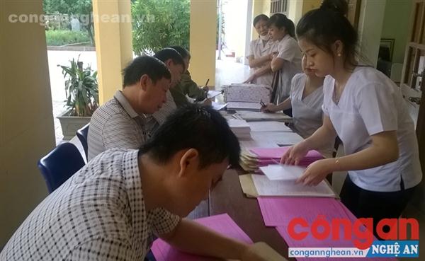 Các y, bác sĩ Bệnh viện Công an tỉnh làm thủ tục kiểm tra sức khỏe cho CBCS Công an tỉnh