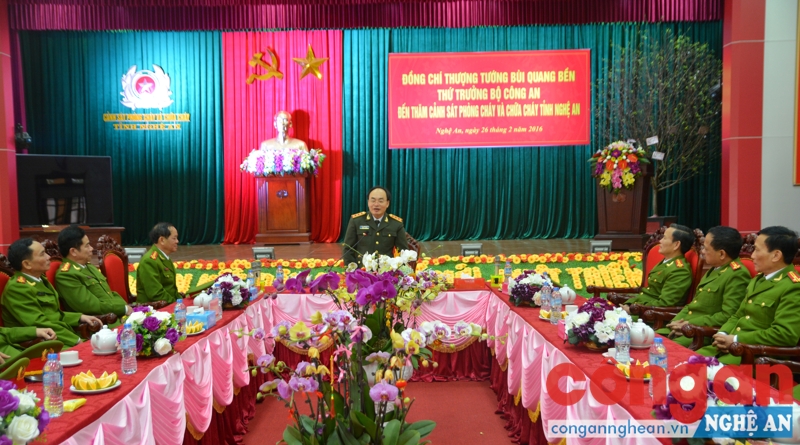 Đồng chí Thứ trưởng Bùi Quang Bền biểu dương những thành tích mà Cảnh sát PC&CC Nghệ An đạt được trong thời gian qua