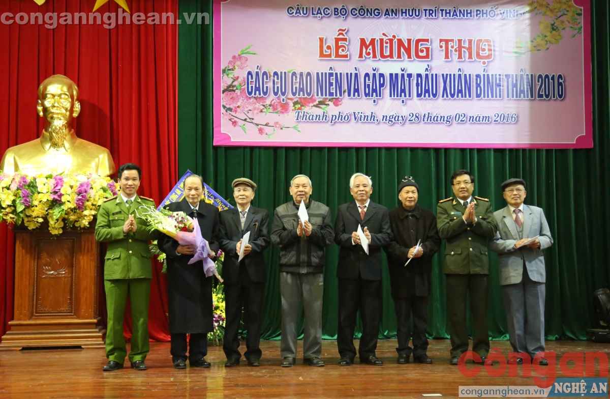 Tặng quà mừng thọ các cụ cao niên