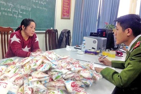 Theo Bộ luật Hình sự 2015, hành vi sản xuất, buôn bán hàng giả là phụ gia thực phẩm sẽ bị phạt tù ít nhất 2-5 năm, thậm chí có thể chịu tới mức án tù cao nhất là chung thân. 