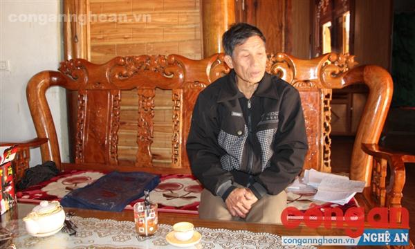 Ông Châu trao đổi sự việc với phóng viên