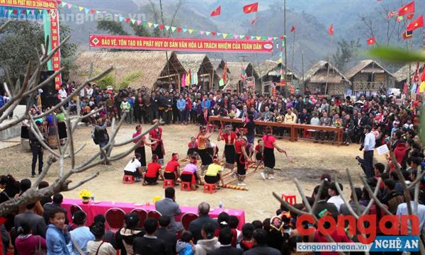 Khung cảnh lễ hội Pu Nhạ Thầu năm 2016