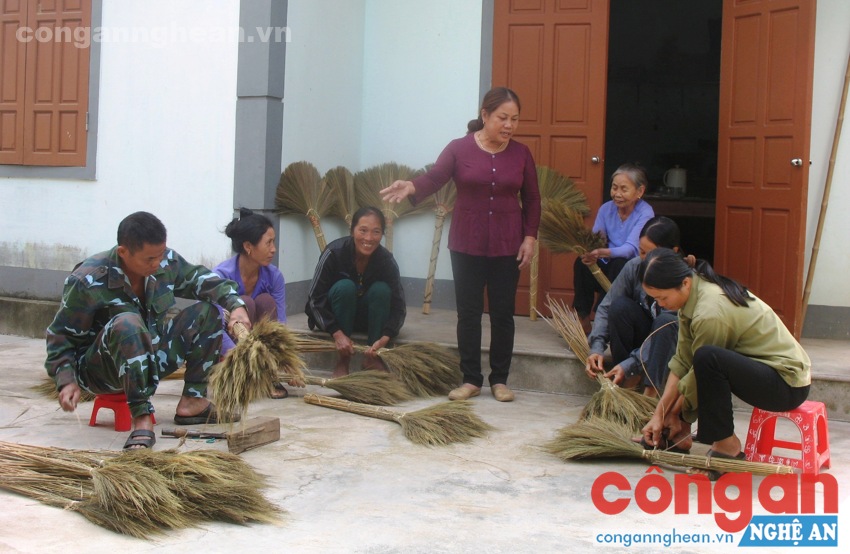 CLB dân ca Thanh Lĩnh (Thanh Chương) nỗ lực phục dựng không gian diễn xướng của làng nghề làm chổi đót