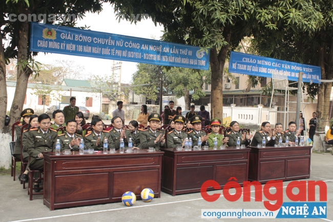 Đại diện lãnh đạo Công an tỉnh tham dự lễ khai mạc