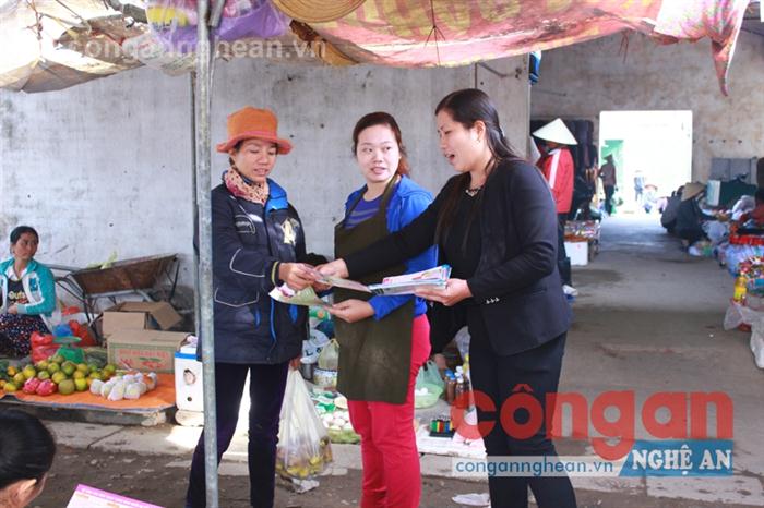    Cán bộ Hội Phụ nữ phát tờ rơi tuyên truyền về bình đẳng giới cho chị em tiểu thương