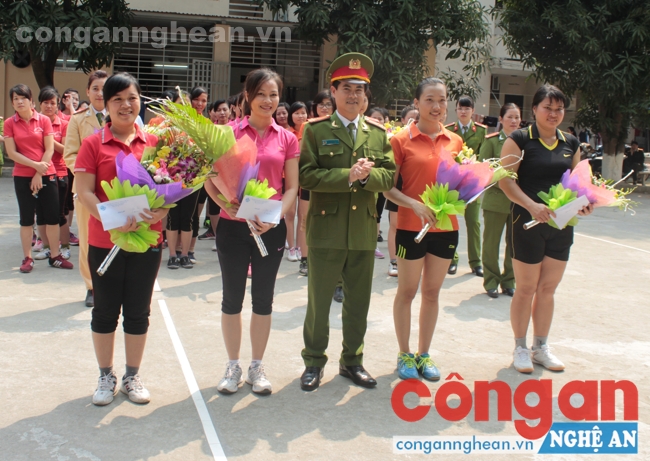 Đồng chí thượng tá Nguyễn Đức Hải, Phó giám đốc Công an tỉnh trao giải cho các đội đạt giải nhất, nhì, ba
