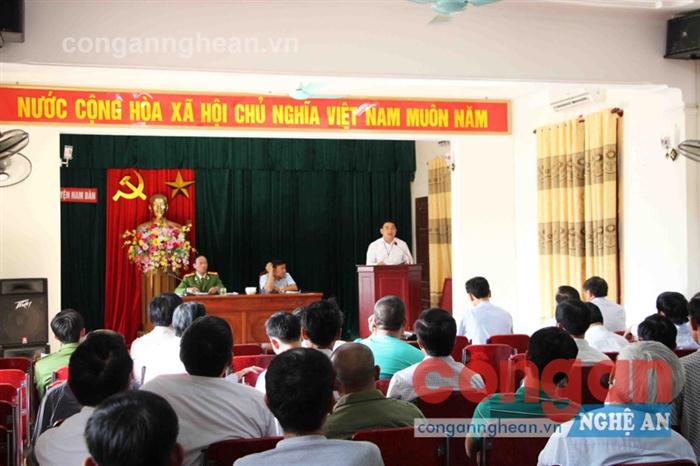 Đại diện chính quyền địa phương và các chủ kinh doanh cát, sỏi                          trên tuyến sông Lam tham dự buổi làm việc