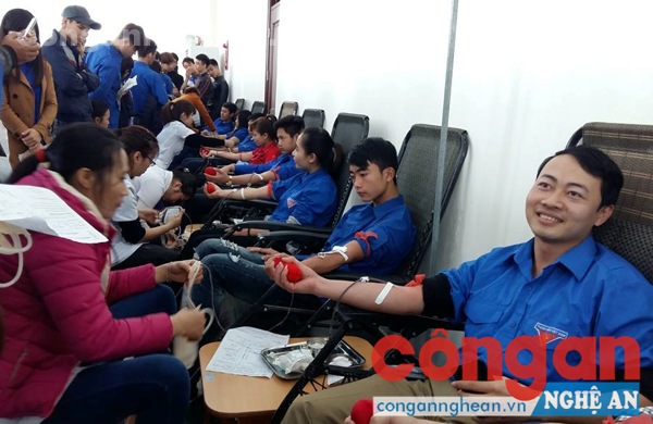 Đoàn viên thanh niên Thành đoàn Vinh tham gia hiến máu nhân đạo trong lễ ra quân Tháng Thanh niên năm 2016