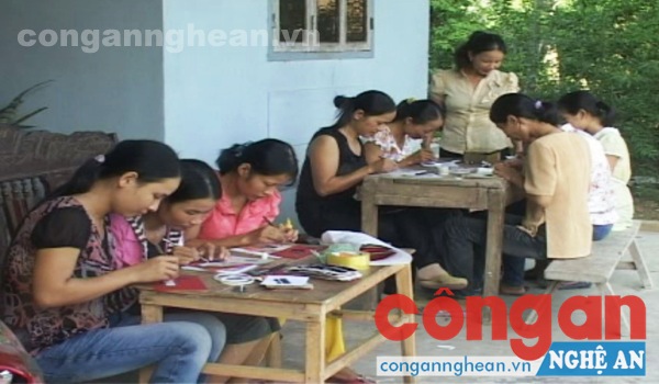 Chị Thanh (đứng) hướng dẫn chị em thực hiện các công đoạn làm lông mi giả