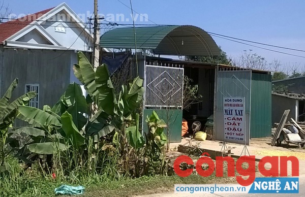 Hộ gia đình Hòa Dung kinh doanh mang lại thu nhập ổn định, kinh tế khá nhưng vẫn nằm trong diện được hỗ trợ gạo cứu đói
