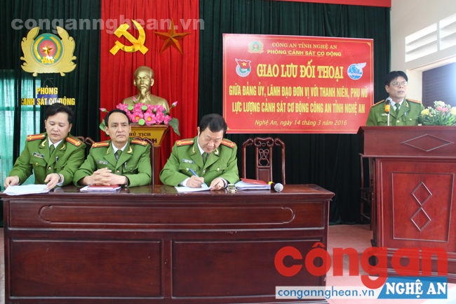 Lãnh đạo đơn vị giải đáp những thắc mắc của các đoàn viên, hội viên