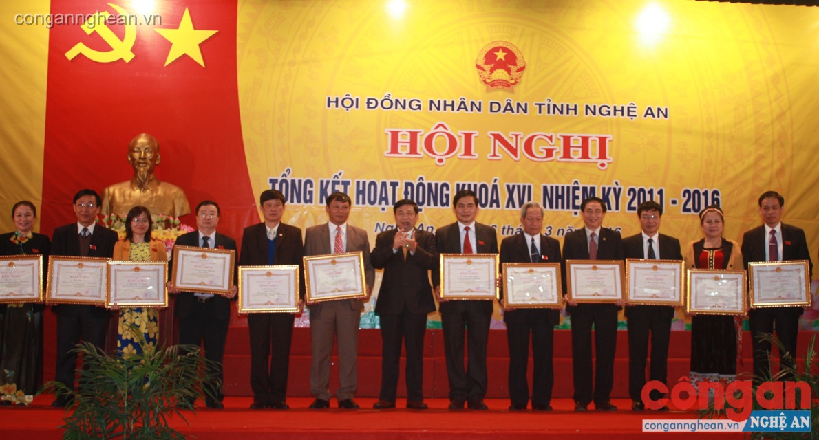 Các đồng chí Hồ Đức Phớc, Nguyễn Xuân Sơn và Nguyễn Xuân Đường trao Bằng khen của UBND tỉnh cho các tập thể, cá nhân có thành tích xuất sắc trong nhiệm kỳ HĐND khóa XVI