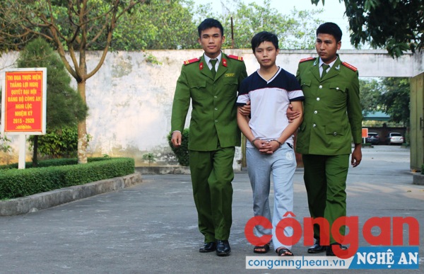 Công an huyện Nghi Lộc dẫn giải đối tượng trộm tài sản về đơn vị để điều tra, làm rõ