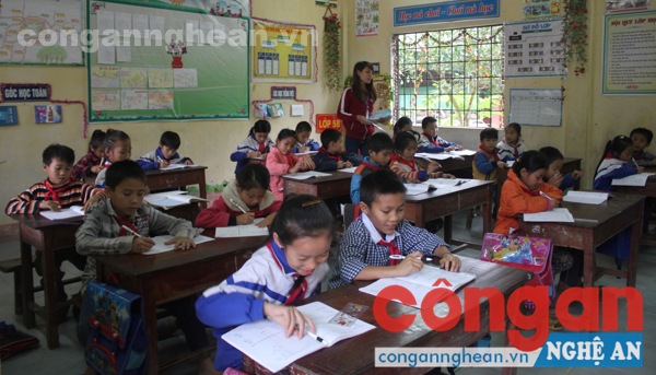Từ nguồn huy động xã hội hóa, nhiều trường học ở vùng miền núi được đầu tư nâng cấp, sửa chữa theo mô hình trường học thân thiện