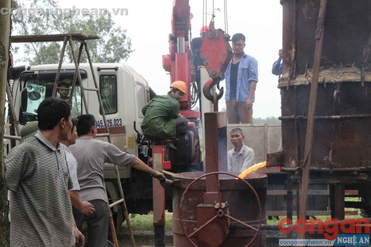 Thợ đúc chuông đến từ Nam Định - nơi có truyền thống đúc chuông hàng trăm năm