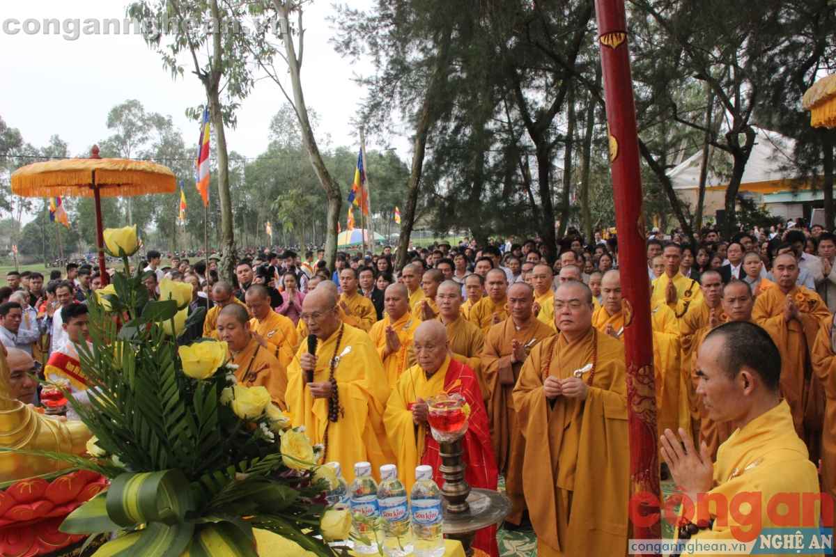 Các đại đức hành lễ trước khi rót đồng