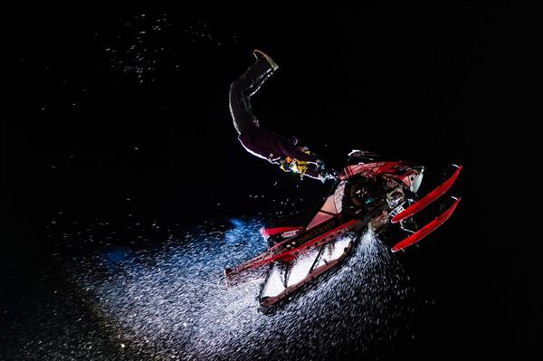 Một vận động viên trình diễn cú nhảy với xe trượt tuyết trước giải Rally Sweden, vòng 2 của giải vô địch FIA World Rally Championship, 11/02/2016, tại Karlstad, Thuỵ Điển.