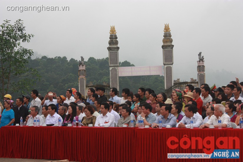 Đông đảo đại biểu đến từ các sở, ban, ngành; các huyện Quỳ Châu, Quỳ Hợp, các huyện của tỉnh Thanh Hóa, Quãng Ngãi; 14 xã, thị trấn và nhân dân tham dự khai mạc lễ hội