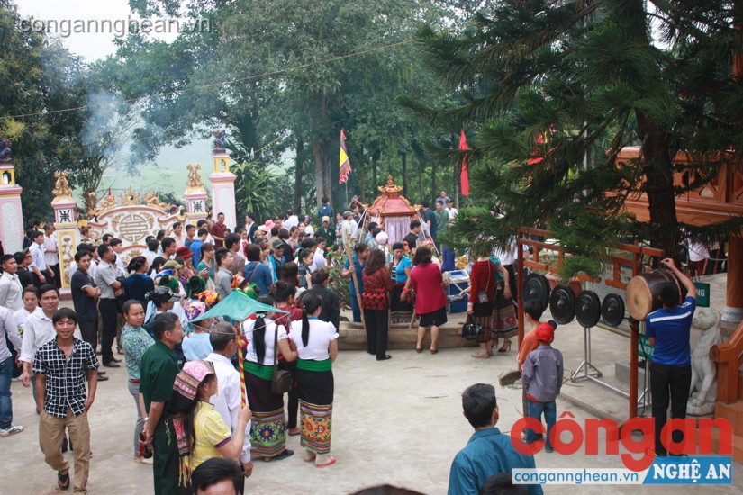 Đông đảo người dân đến tham quan di tích và tham dự các hoạt động lễ hội