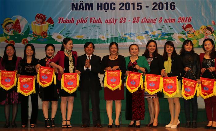 Ban tổ chức trao cờ lưu niệm cho các đội thi