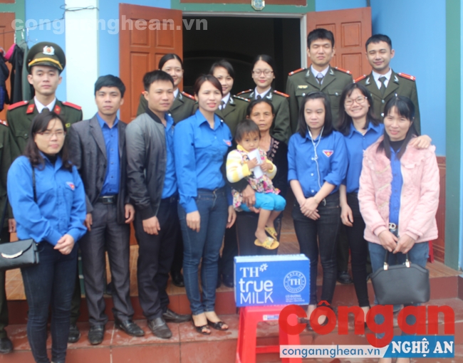 Tặng quà cho học sinh có hoàn cảnh khó khăn biết vươn lên trong học tập