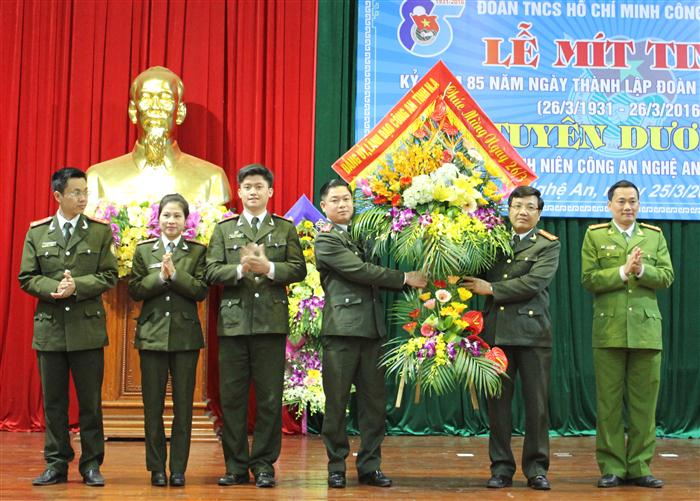 Đồng chí Đại tá Hồ Văn Tứ, Phó bí thư Đảng ủy, Phó giám đốc Công an tỉnh; Đồng chí Đại tá Nguyễn Mạnh Hùng, Phó giám đốc Công an tỉnh tặng hoa chúc mừng BCH đoàn TN Công an tỉnh Nghệ An