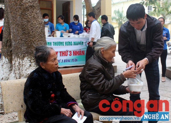 Các thành viên trong câu lạc bộ Bát cháo tình thương phát cháo cho các bệnh nhân tại Bệnh viện Đa khoa huyện Hưng Nguyên