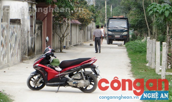  Người dân bức xúc, chặn đường cấm xe tải
