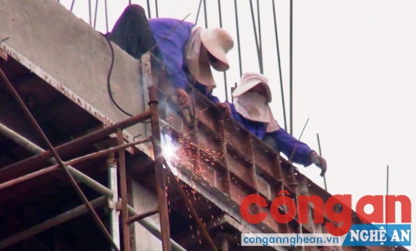 Công nhân làm việc tại các nhà cao tầng nhưng không có thiết bị bảo hộ lao động