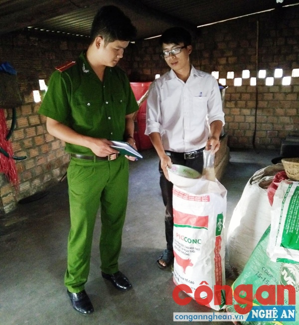 Lực lượng Công an kiểm tra một cơ sở  sử dụng thức ăn chăn nuôi gia súc