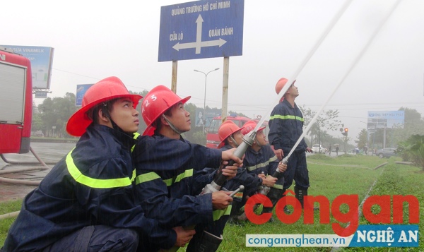  Lực lượng Cảnh sát PC&CC triển khai phương án chữa cháy theo tình huống giả định