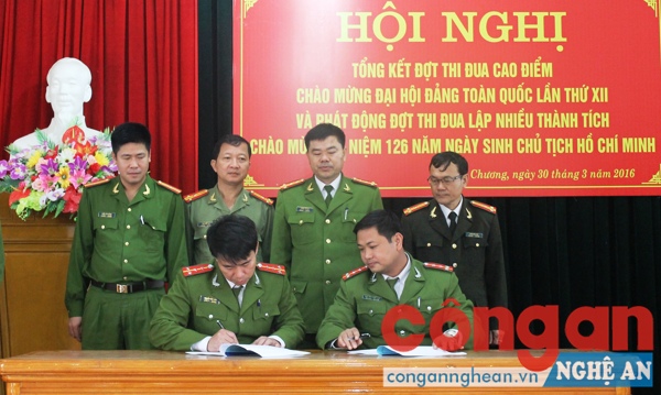 Đại diện các đội nghiệp vụ ký giao ước thi đua trong đợt cao điểm