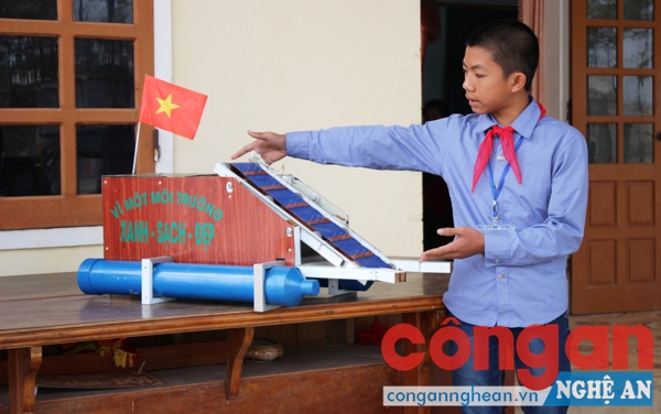 Em Vi Đức Nhật bên sản phẩm “Máy vớt rác trên hồ bằng điều khiển từ xa”