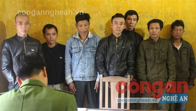 Các đối tượng đánh bạc tại cơ quan công an