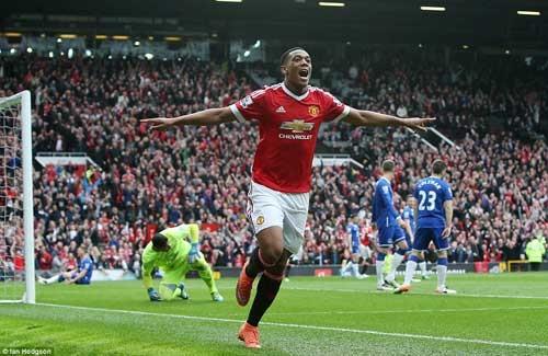 Martial lại trở thành người hùng của MU