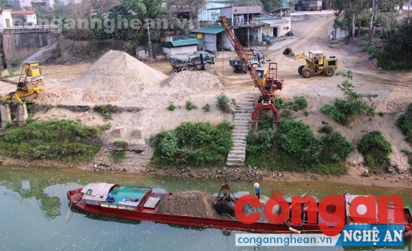 Bến cát của hộ ông Trần Văn Nhưng nằm trong hành lang an toàn cầu Nam Đàn