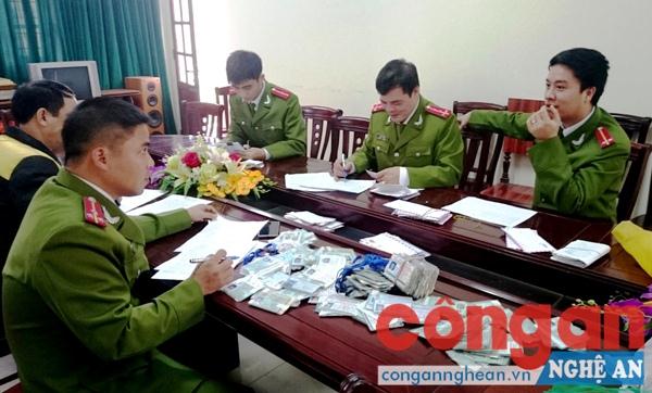 Số thẻ HSSV Công an TP Vinh phát hiện khi kiểm tra một tiệm cầm đồ