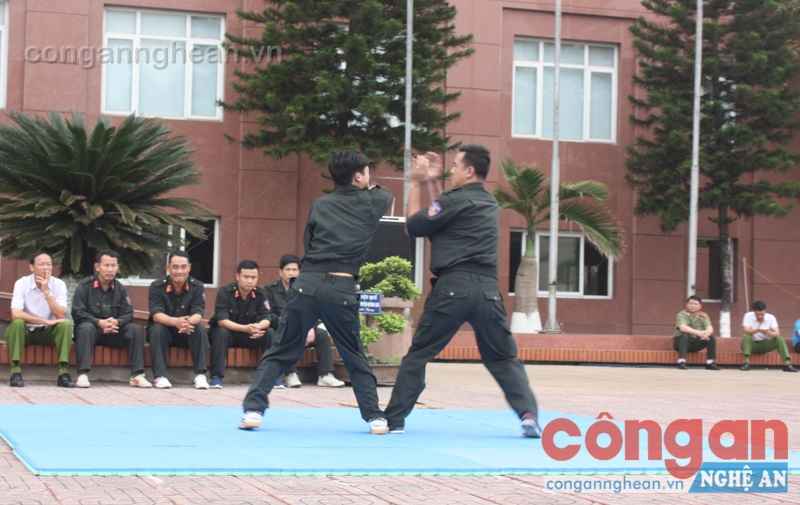 Huấn luyện điều lệnh, võ thuật là hoạt động thường xuyên trong Công an Nghệ An 