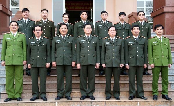 Lãnh đạo, cốt cán Phòng Tham mưu chụp ảnh lưu niệm với Ban Giám đốc Công an tỉnh nhân dịp kỷ niệm 70 năm Ngày truyền thống lực lượng Tham mưu CAND